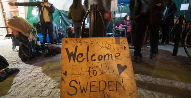 Arkivbild: Frivilliga välkomnar flyktingar till Stockholm i oktober 2015. Fredrik Sandberg/TT / TT NYHETSBYRÅN