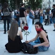 Två kvinnor sitter på ett torg i Lyon och inväntar valresultatet under söndagen. 