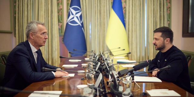 Natos generalsekreterare Jens Stoltenberg och Ukrainas president Volodymyr Zelenskyj.  AP