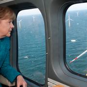 Merkel inspekterar vindkraft i Östersjön några månader efter kärnkraftsolyckan i Japan i februari 2011.