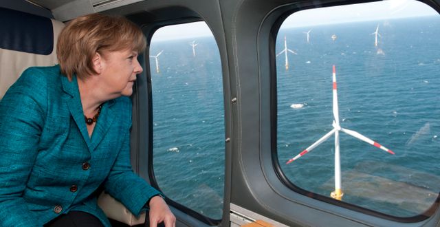Merkel inspekterar vindkraft i Östersjön några månader efter kärnkraftsolyckan i Japan i februari 2011. Guido Bergmann / Ap