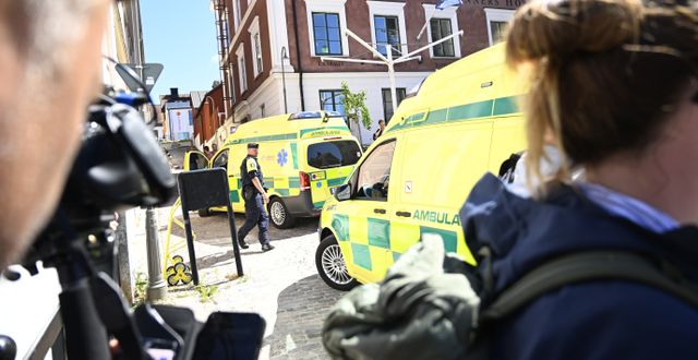 Ambulanser på plats efter knivdådet. Henrik Montgomery / TT NYHETSBYRÅN