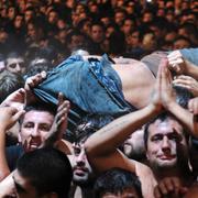 En moshpit på en konsert i Argentina, arkivbild.