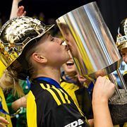 Jubel med guldhjälmar efter slutsignalen.