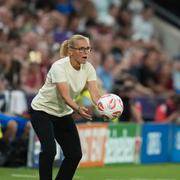 Sanna Wiegman kastar bollen till Lucy Bronze.