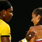 Serena Williams och Daria Kasatkina pratas vid efter matchen.