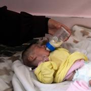 Mamma matar sin undernärda bebis på Nasser-sjukhuset i Khan Yunis, Gaza. 21 maj 2025. 