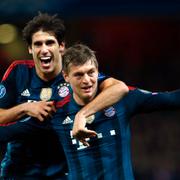 Toni Kroos kramas om av Javi Martinez