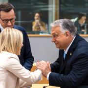 Ungerns premiärminister Viktor Orban med Italiens premiärminister Giorgia Meloni och Polens Mateusz Morawiecki. 