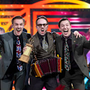 AJ med vann med ”Bara bada bastu” i fjol. 