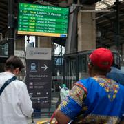 Resenärer på en tågstation i Paris igår. 