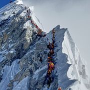 Klättrare tar sig upp mot toppen av Everest.