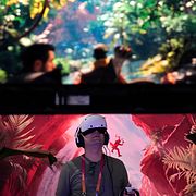 Illustationsbild. En besökare vid CES-mässan i Las Vegas 2023 testar Sonys Playstation VR2-headset.