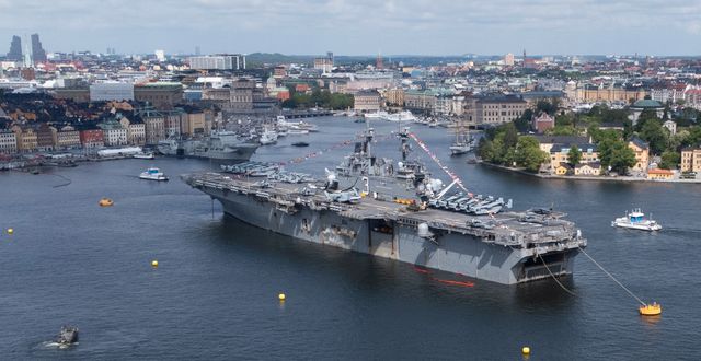 Det amerikanska amfibiestridsfartyget USS i Stockholm på fredagen. Fredrik Sandberg/TT