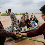 Iranska soldater hjälper civila att lämna ett översvämmat område nära staden Ahvaz.