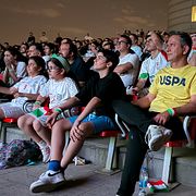 Iranier kollar på fotbolls-VM i Teheran.