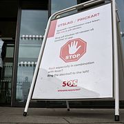 Arkivbild: På grund av det pågående mässlingsutbrottet så har akuten på Södersjukhuset satt upp en skylt vid entrén som manar besökare som drabbats av prickar och utslag att inte komma in.