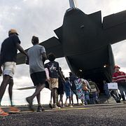Invånare evakueras från området längs Australiens norra kust inför Trevors ankomst. 