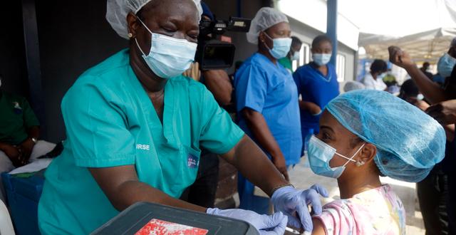 Vaccinering i Lagos, Nigeria, där dosen har distribuerats med hjälp av Covax. Sunday Alamba / AP