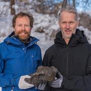 Anders Zetterqvist och Andreas Forsberg hittade stenen i november 2020. Arkivbild.