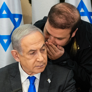 Joe Biden, Kamala Harris/Netanyahu och en medarbetare.