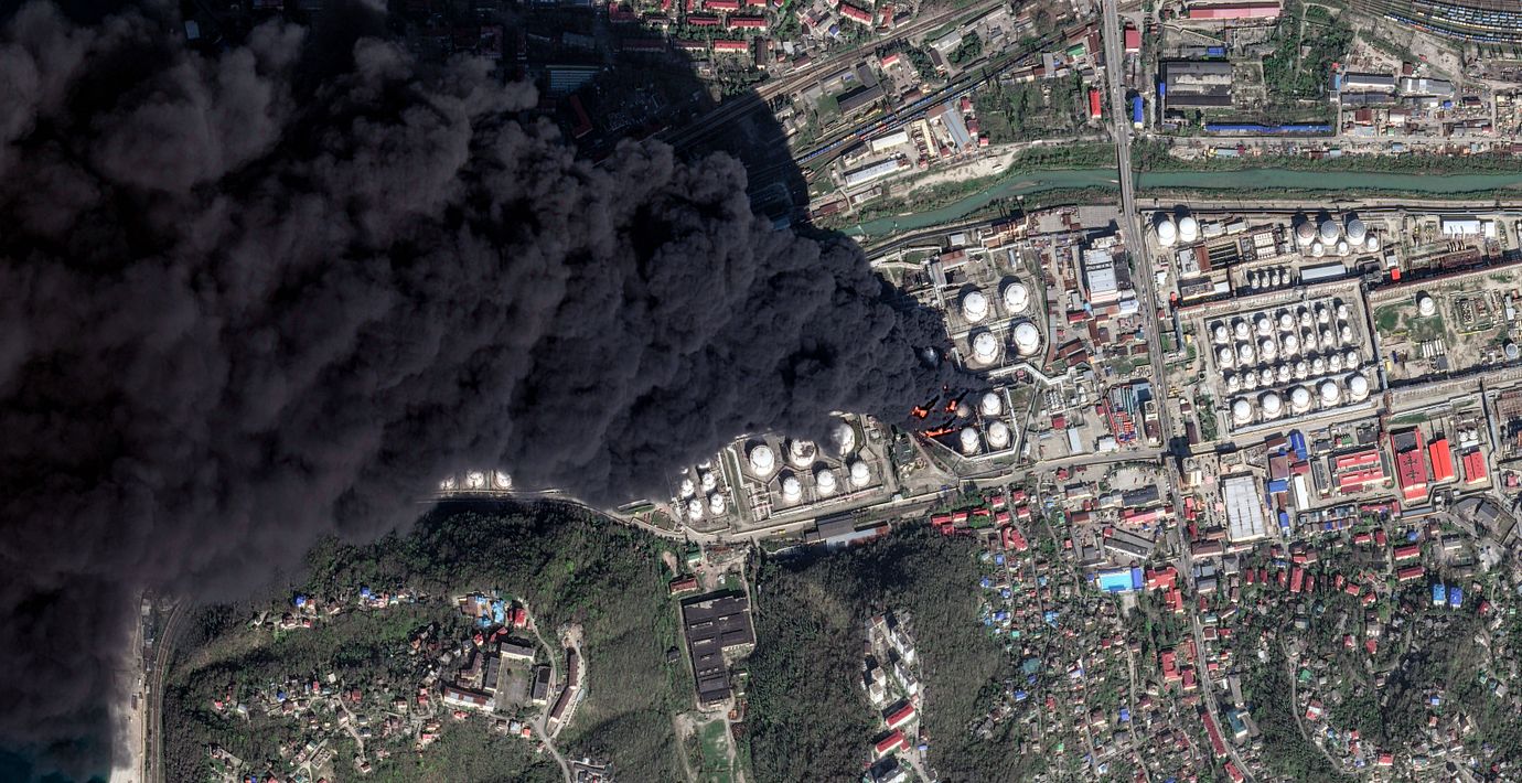 Satellitbild över Tuapse efter en ukrainsk attack, 16 april 2026.