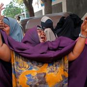 Kvinna sörjer efter ett terrordåd i Somalia.