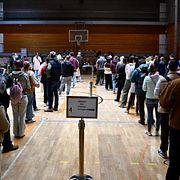 Köer i en vallokal i Budapest.