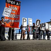 Demonstranter utanför Open AI:s event på tisdagen.