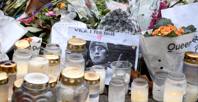 Tända ljus och blommor i närheten av platsen där Nils ”Einár” Grönberg  mördades.  Jessica Gow / TT NYHETSBYRÅN