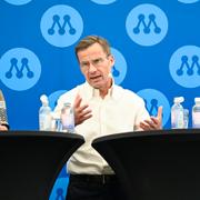 Statsminister Ulf Kristersson (M), finansminister Elisabeth Svantesson (M, tv) och justitieminister Gunnar Strömmer (M) under pressträff i Almedalen. 