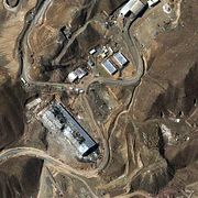 En satellitbild visar skador på en militärbas i Iran.