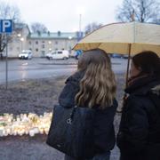 Tända ljus utanför skolan.