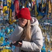 Kvinna på minnesceremoni i Kyiv.