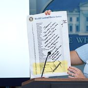 Talespersonen Karolin Leavitt visar upp en lista på olika länders styrräntor. Arkivbild från juni 2025.