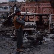 Förödelsen vid attentatsplatsen i Jalalabad.