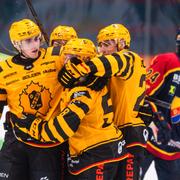 Skellefteås Oskar Nilsson jublar med lagkamrater efter att han gjort 2-5.