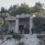 Israeliska soldater inspekterar platsen för luftanfallet.