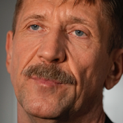 Viktor Bout när han greps i Thailand 2008 samt Viktor Bout i dag. 