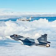 Gripen i förgrunden och ett Global Eye-flyg i bakgrunden