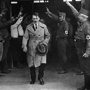 Hitler lämnar partiets huvudkvarter tre månader efter det misstänkta mordet.