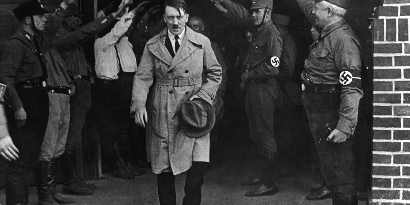 Hitler lämnar partiets huvudkvarter tre månader efter det misstänkta mordet.