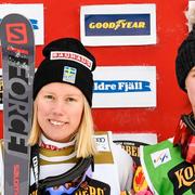 Sveriges Sandra Näslund (mitten) vann damernas final före Fanny Smith (tv), Schweiz, och Marielle Thompson (th), Kanada.