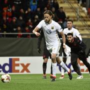 Tom Pettersson skjuter en misslyckad straff i slutminuterna av sextondelsfinalen i Europa league mellan Östersunds FK och Arsenal på Jämtkraft Arena.