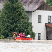 Räddningsarbetare evakuerar en person med båt i staden Triftern i södra Tyskland.