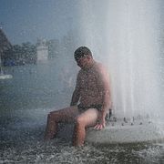 En person söker svalka i fontänen vid Trocadéro i Paris under onsdagens värmebölja.