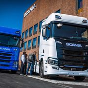 Illustrationsbild. Ellastbilar utanför Scanias nya batterifabrik i Södertälje.