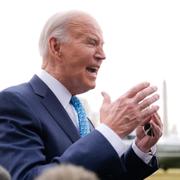 Joe Biden talar med reportrar utanför Vita huset på tisdagen.