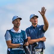  Ludvig Åberg, Sverige, med sin caddie Joe Skovlon. 