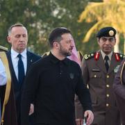 Zelenskyj tillsammans med saudiske prisen  Saud bin Mishaal på måndagen.